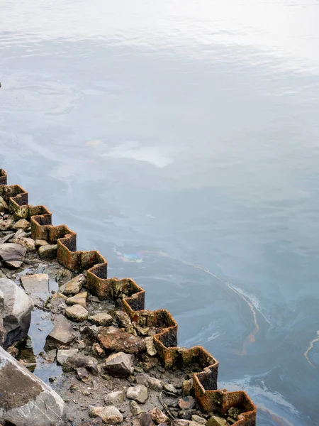 Kumsaldaki Turkuaz Denizin Yüzeyinde Kirli Yağlı Film Endüstriyel Atık Sızıntısı — Stok fotoğraf