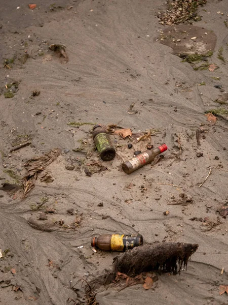 Bakü. Azerbaycan: 08.10.2021 Hazar denizindeki plastik atık kirliliği. Doğrudan denize atılan plastik su şişeleri ve poşetler..