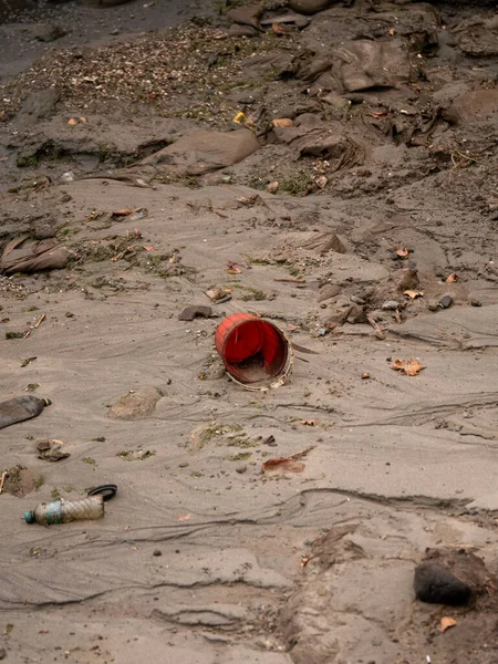 Bakü. Azerbaycan: 08.10.2021 Hazar denizindeki plastik atık kirliliği. Doğrudan denize atılan plastik su şişeleri ve poşetler..