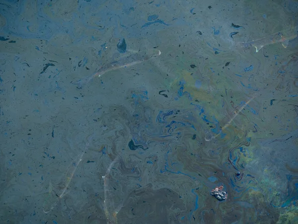 Kumsaldaki Turkuaz Denizin Yüzeyinde Kirli Yağlı Film Endüstriyel Atık Sızıntısı — Stok fotoğraf