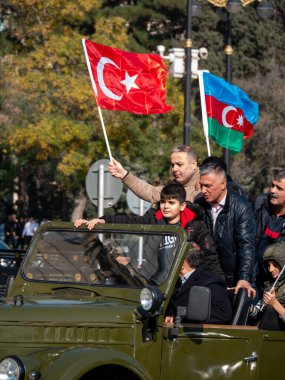 Bakü Azerbaycan-08.11.2021 Zafer Günü. Zefer giysisi. Zafer Günü Azerbaycan. Bayraklı insanlar. 8 Noyabr November. Karabağ, Azerbaycan 'dır. Kapa çeneni. Geçit