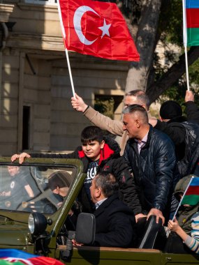 Bakü Azerbaycan-08.11.2021 Zafer Günü. Zefer giysisi. Zafer Günü Azerbaycan. Bayraklı insanlar. 8 Noyabr November. Karabağ, Azerbaycan 'dır. Kapa çeneni. Geçit