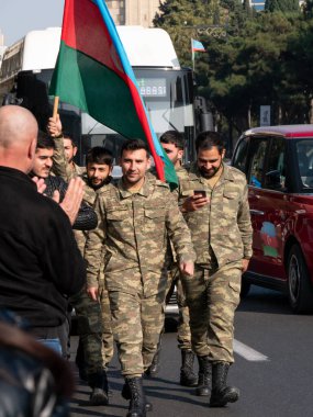 Bakü Azerbaycan-08.11.2021 Zafer Günü. Zefer giysisi. Zafer Günü Azerbaycan. Bayraklı insanlar. 8 Noyabr November. Karabağ, Azerbaycan 'dır. Kapa çeneni. Geçit