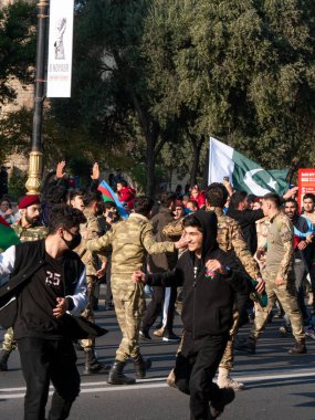 Bakü Azerbaycan-08.11.2021 Zafer Günü. Zefer giysisi. Zafer Günü Azerbaycan. Bayraklı insanlar. 8 Noyabr November. Karabağ, Azerbaycan 'dır. Kapa çeneni. Geçit
