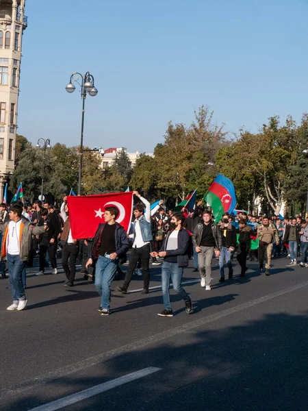 2013 Baku Azerbaijan 2021 Victory Day 승리의 아제르바이잔 깃발을 사람들 — 스톡 사진