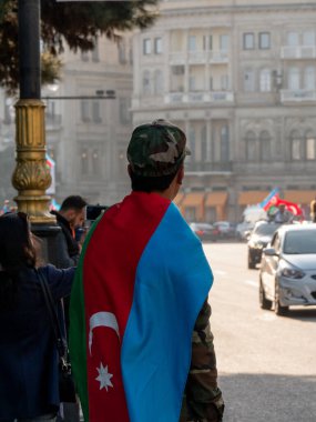Bakü Azerbaycan-08.11.2021 Zafer Günü. Zefer giysisi. Zafer Günü Azerbaycan. Bayraklı insanlar. 8 Noyabr November. Karabağ, Azerbaycan 'dır. Kapa çeneni. Geçit