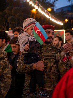 Bakü Azerbaycan-08.11.2021 Zafer Günü. Zefer giysisi. Zafer Günü Azerbaycan. Bayraklı insanlar. 8 Noyabr November. Karabağ, Azerbaycan 'dır. Kapa çeneni. Geçit