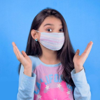 Siyah maskeli komik bir kız. Coronavirus mavisi. Komik bir ifade. Covid-19. Panorama arka planı. Kes şunu-19.