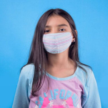 Siyah maskeli komik bir kız. Coronavirus mavisi. Komik bir ifade. Covid-19. Panorama arka planı. Kes şunu-19.