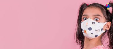 Siyah maskeli komik bir kız. Coronavirus mavisi. Komik bir ifade. Covid-19. Panorama arka planı. Kes şunu-19.