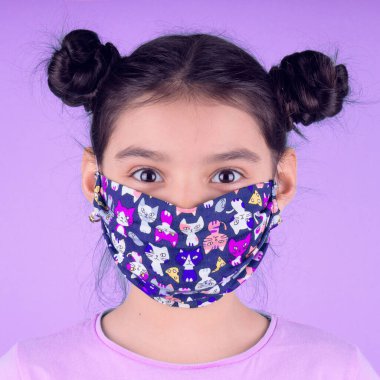 Siyah maskeli komik bir kız. Coronavirus mavisi. Komik bir ifade. Covid-19. Panorama arka planı. Kes şunu-19.