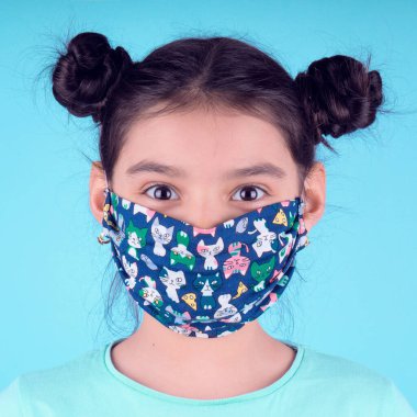 Siyah maskeli komik bir kız. Coronavirus mavisi. Komik bir ifade. Covid-19. Panorama arka planı. Kes şunu-19.