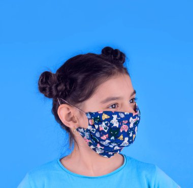 Siyah maskeli komik bir kız. Coronavirus mavisi. Komik bir ifade. Covid-19. Panorama arka planı. Kes şunu-19.