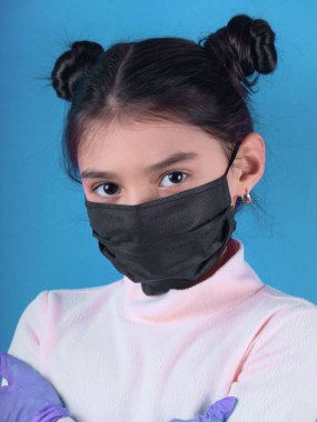 Cerrahi maskeli genç bir kadının portresi