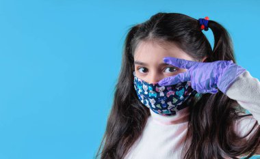 Yüz maskesi takan güzel bir kızın portresi. Stüdyo çekimi