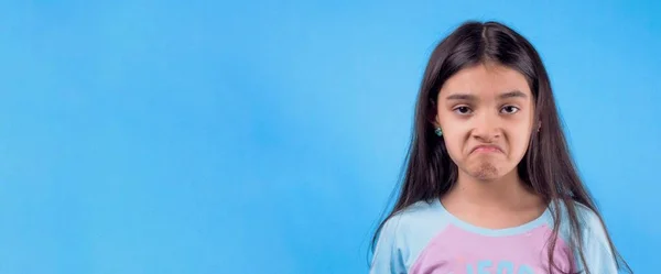 Menina Engraçada Com Uma Máscara Médica Preta Coronavirus Fundo Azul — Fotografia de Stock