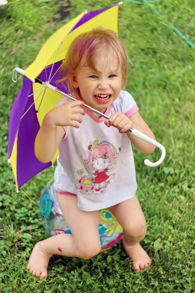 Menina com guarda-chuva — Fotografia de Stock