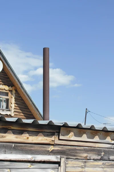 Schoorsteen op het dak — Stockfoto