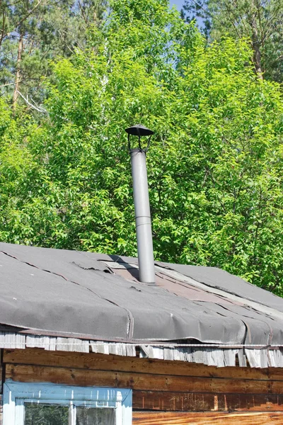 烟囱在屋顶上 — 图库照片