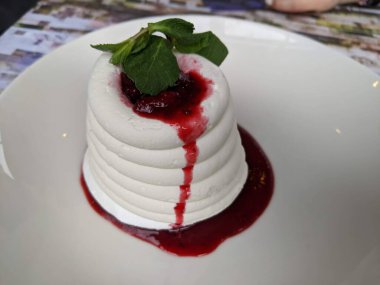 Kırmızı böğürtlenli krema ve kremalı pasta. Beyaz tabakta tatlı tatlı