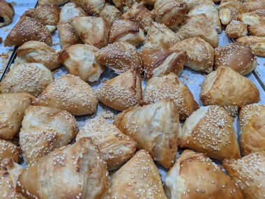 Peynirli, susamlı ve ev yapımı hamur işi.