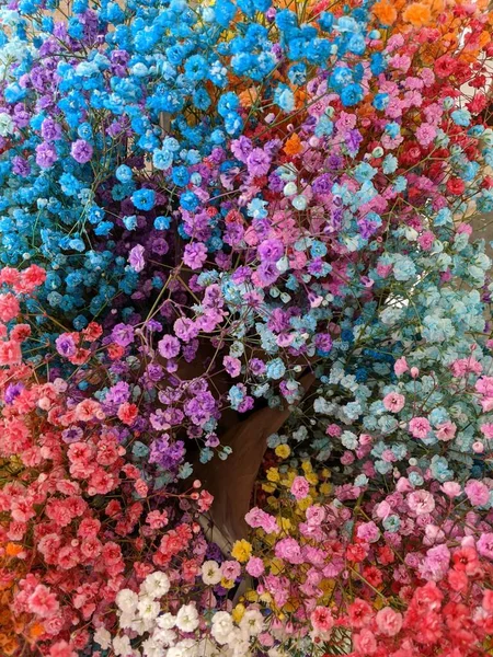 Штучні Квіти Розстановка Декоративних Багатокольорових Пластикових Квітів — стокове фото