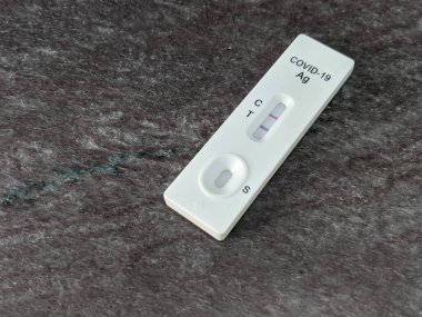 Kendi kendini test eden Corona virüsü Covid-19 antijen hızlı teşhis kiti.