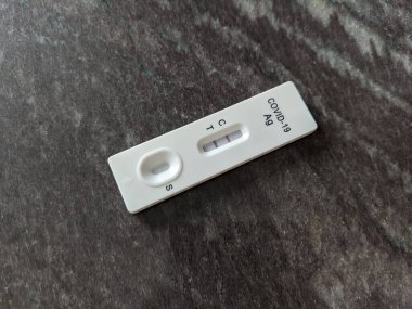 Kendi kendini test eden Corona virüsü Covid-19 antijen hızlı teşhis kiti.