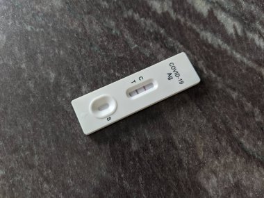 Kendi kendini test eden Corona virüsü Covid-19 antijen hızlı teşhis kiti.