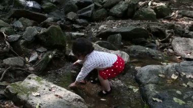Bebek Koreli derede oynuyor..