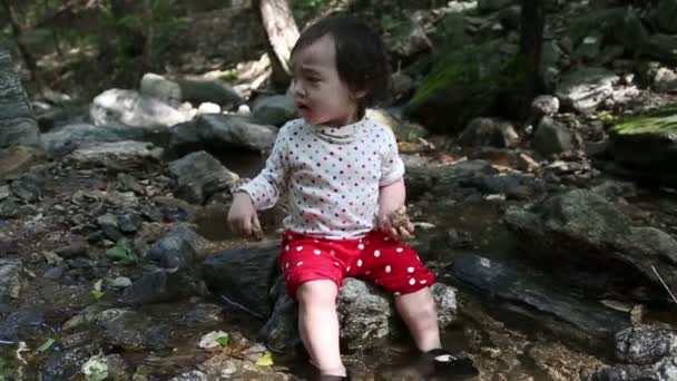 Koreanisches Baby spielt in einem Bach. — Stockvideo