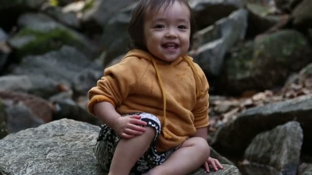 Μικρό παιδί μωρό στο creek. — Αρχείο Βίντεο