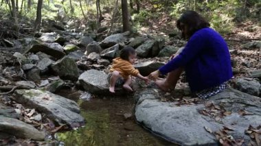 Anne ve kızı creek at.