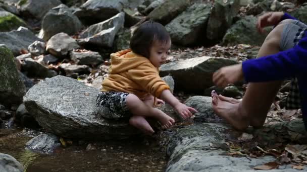 Μητέρα και κόρη στο creek. — Αρχείο Βίντεο