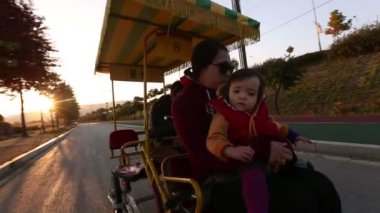aile içinde pedal otobüs