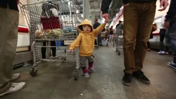 Baby in de winkel. — Stockvideo