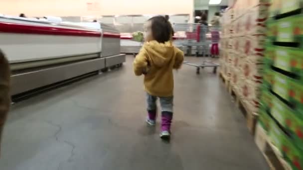 Dítě v obchodě. — Stock video