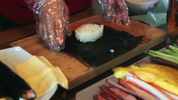 Fazendo sushi coreano — Vídeo de Stock