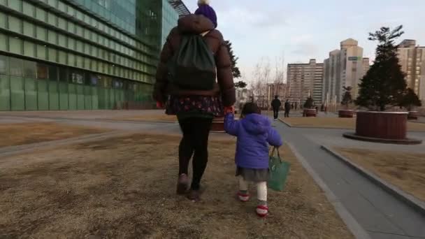 Bebé y madre en el parque — Vídeos de Stock