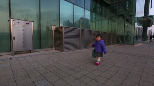 Bebé y madre en el parque — Vídeo de stock