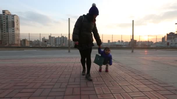 Baby och mamma på park — Stockvideo