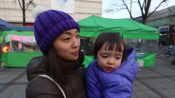 Bebé y madre caminando en la ciudad — Vídeo de stock