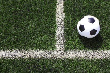 Futbol sahasında futbol topu