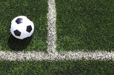 Futbol sahasında futbol topu