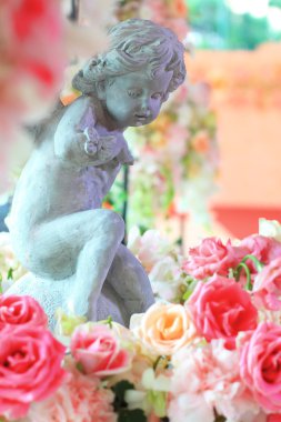 Eros heykeli çiçekli