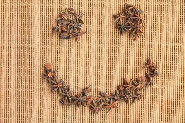 Bambu bir gülümseme ile yıldız anason