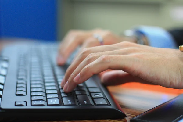 Klavyede Yazan Erkek Elleri