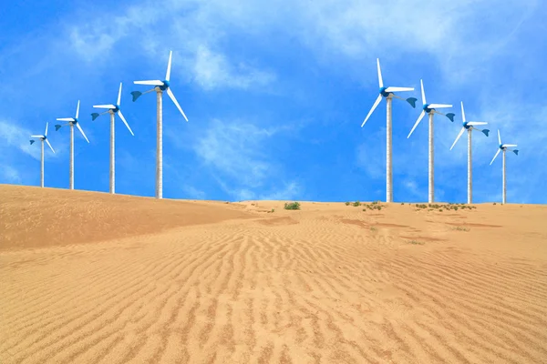 Moinhos de vento do deserto em energia dunas — Fotografia de Stock