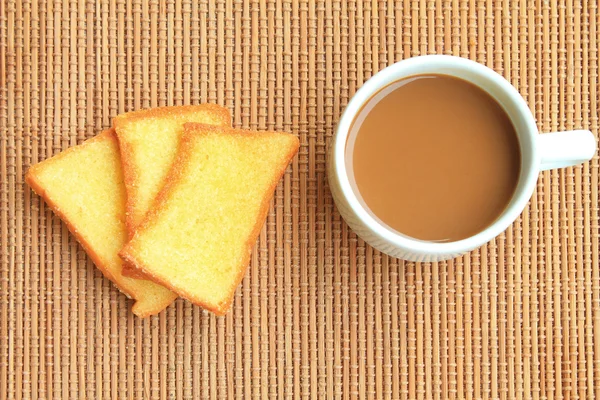 Bambu zemin üzerine kahve ve şeker ekmek ile Servis Kahvaltı