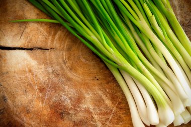 yeşil soğan ya da scallions ahşap zemin üzerinde